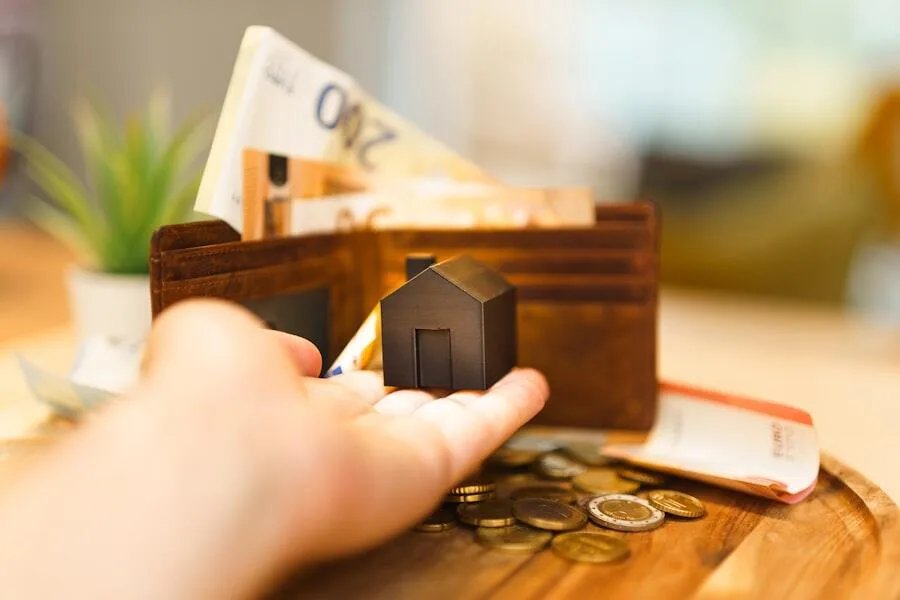 aizdevumi pret nekustamā īpašuma ķīlu - loans against real estate collateral