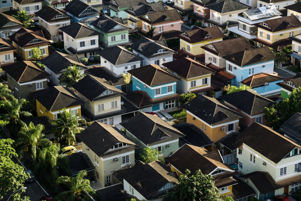 Photo aizdevums pret nekustamā īpašuma ķīlu -> loan against real estate collateral