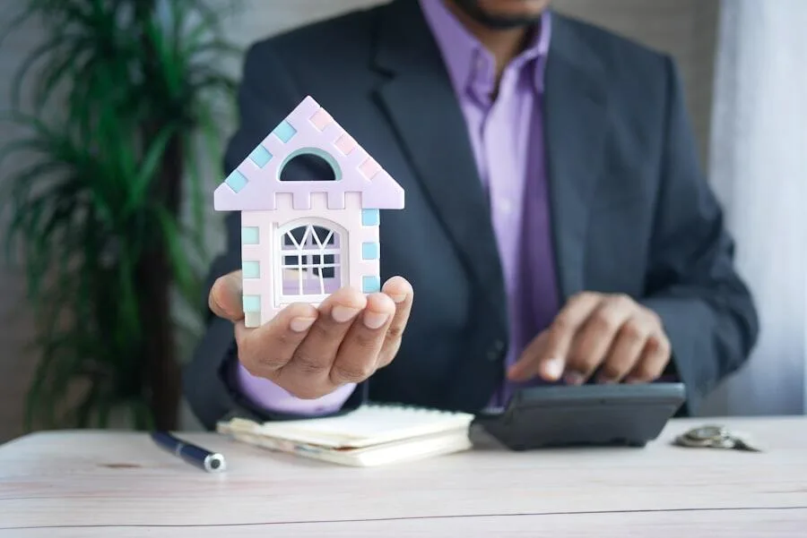 Photo aizdevums pret nekustamā īpašuma ķīlu -></picture> loan against real estate collateral” id=”2″ style=”max-width:100%;display:block;margin-left:auto;margin-right:auto;width:70%;”></p>
<p>Lai novērtētu, vai aizdevums pret nekustamā īpašuma ķīlu ir piemērota finansēšanas iespēja, ir svarīgi analizēt vairākus faktorus. Pirmkārt, jāizvērtē pašreizējais finansiālais stāvoklis un spējas atmaksāt aizdevumu. Aizņēmējiem jāapsver savi ikmēneša ienākumi un izdevumi, lai noteiktu, vai viņi spēs segt jaunās saistības bez finansiālām grūtībām. </p>
<p>Otrkārt, jāizvērtē arī tirgus apstākļi un nekustamā īpašuma vērtība. Ja tirgus tendences liecina par cenu pieaugumu, investīcija nekustamajā īpašumā var būt izdevīga ilgtermiņā. Tomēr, ja tirgus ir nestabils vai vērtības samazinās, tas var radīt riskus. </p>
<p>Aizņēmējiem būtu jāpārdomā arī alternatīvas finansēšanas iespējas un jāsalīdzina tās ar aizdevumu pret nekustamā īpašuma ķīlu.</p>
<h2> Kādas ir riski saistīti ar aizdevumu pret nekustamā īpašuma ķīlu?<b></h2>
<p>Aizdevums pret nekustamā īpašuma ķīlu nes sev līdzi arī noteiktus riskus.</b> Viens no galvenajiem riskiem ir saistīts ar maksājumu nespēju. Ja aizņēmējs nespēj veikt ikmēneša maksājumus, banka var uzsākt procesu par īpašuma atsavināšanu. </p>
<p>Tas nozīmē, ka aizņēmējs var zaudēt savu mājokli vai citu nekustamo īpašumu, kas tika izmantots kā ķīla. Turklāt tirgus svārstības var ietekmēt nekustamā īpašuma vērtību. Ja tirgus cena samazinās pēc tam, kad aizņēmējs ir ņēmis aizdevumu, tas var radīt situāciju, kad parāda summa pārsniedz īpašuma vērtību. </p>
<p>Šādās situācijās aizņēmējiem var būt grūti pārdot īpašumu vai refinansēt parādus. Tādēļ ir svarīgi rūpīgi izvērtēt tirgus apstākļus un potenciālās sekas pirms lēmuma pieņemšanas par aizdevumu.</p>
<h2> Kā atrast uzticamu aizdevēju aizdevumam pret nekustamā īpašuma ķīlu?</h2>
<p>Uzticama aizdevēja atrašana ir būtisks solis ceļā uz veiksmīgu aizdevuma saņemšanu pret nekustamā īpašuma ķīlu. Pirmkārt, ieteicams veikt rūpīgu pētījumu par dažādām bankām un kredītiestādēm. Jāpievērš uzmanība ne tikai procentu likmēm un nosacījumiem, bet arī klientu atsauksmēm un reputācijai tirgū. </p>
<p>Uzticami avoti var būt arī draugi vai ģimenes locekļi, kuri iepriekš ir izmantojuši līdzīgus pakalpojumus. Otrkārt, svarīgi ir salīdzināt piedāvājumus no vairākiem aizdevējiem pirms lēmuma pieņemšanas. Dažādi kredītiestādes var piedāvāt atšķirīgas procentu likmes un nosacījumus atkarībā no klienta finansiālā stāvokļa un nekustamā īpašuma vērtības. </p>
<p>Izmantojot tiešsaistes kalkulatorus un salīdzinājumu rīkus, iespējams ātri iegūt pārskatu par pieejamiem piedāvājumiem un izvēlēties vispiemērotāko variantu savām vajadzībām. Aizdevums pret nekustamā īpašuma ķīlu var būt lielisks risinājums finanšu vajadzību apmierināšanai, taču tas prasa rūpīgu plānošanu un izvērtējumu gan no finansiālā viedokļa, gan attiecībā uz tirgus apstākļiem un potenciālajiem riskiem.</p>
<p><a href=